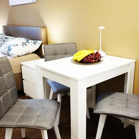 Lovely Apartment In Duesseldorf With Balcony شقة